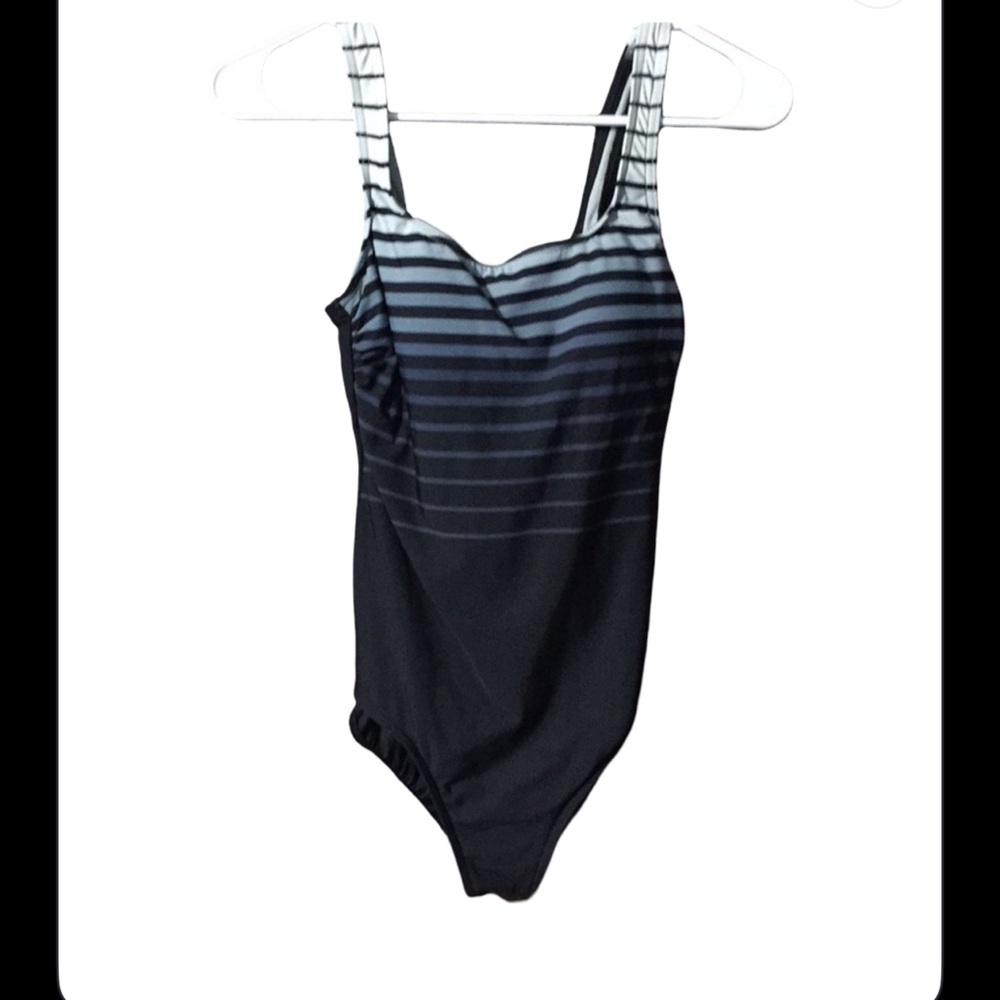 Beautiful ombré swimsuit size 8 with built in bra